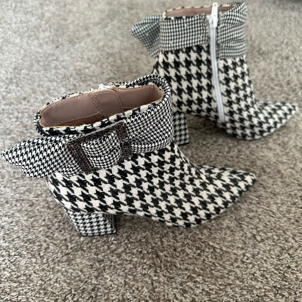 Gorgeous Betsy Johnson short boots, size 8